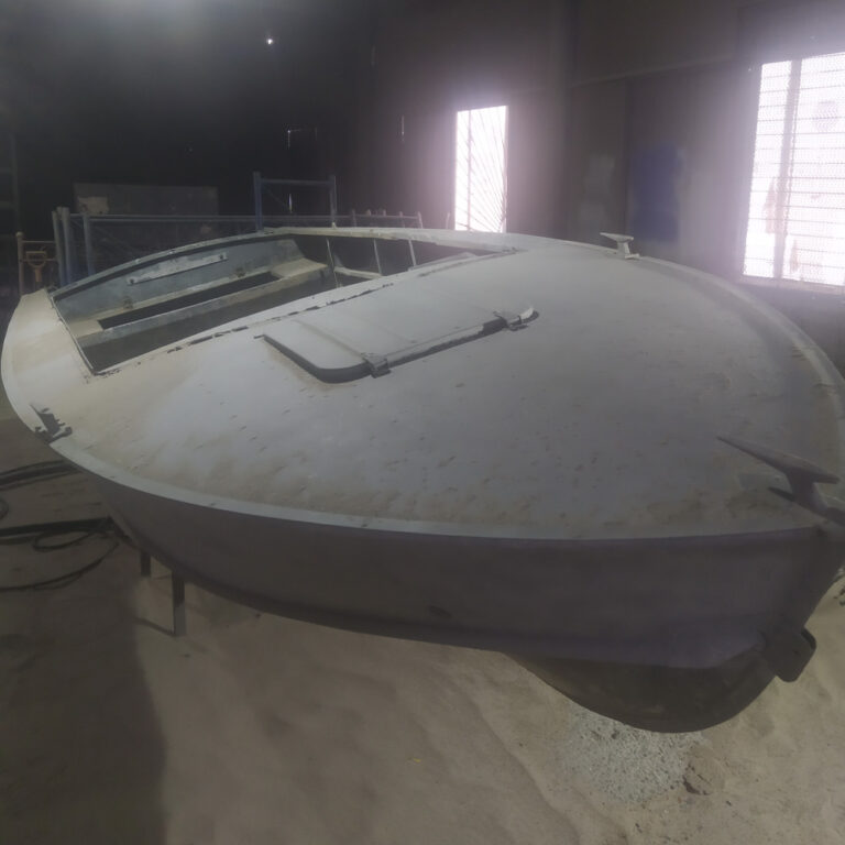 Пескоструйная очистка стального корпуса моторной лодки