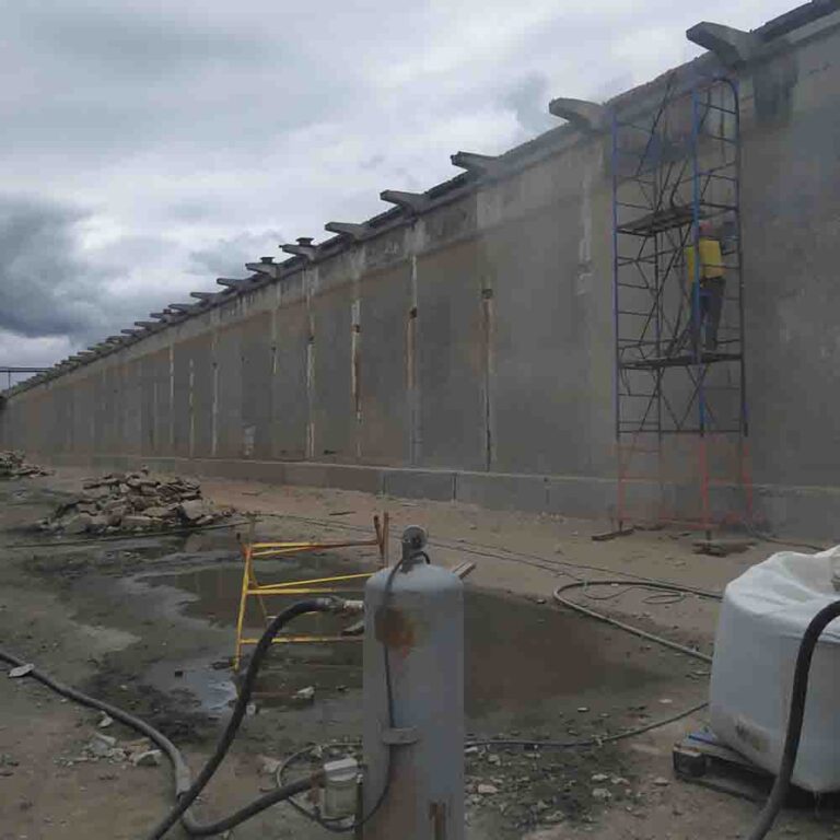 Пескоструйная очистка бетонной стены Волоканал