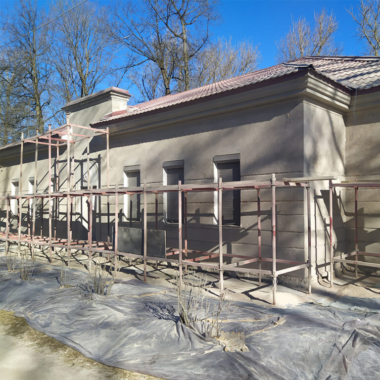 Пескоструйная обработка бетонной поверхности старого загородного дома