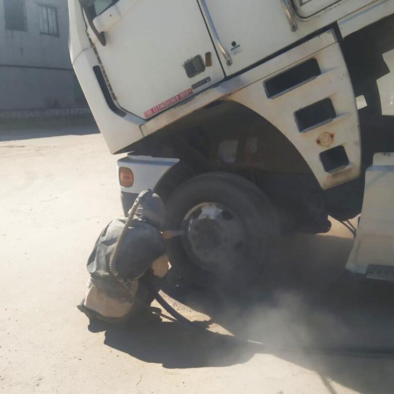 Пескоструйная очистка колеса грузового автомобиля