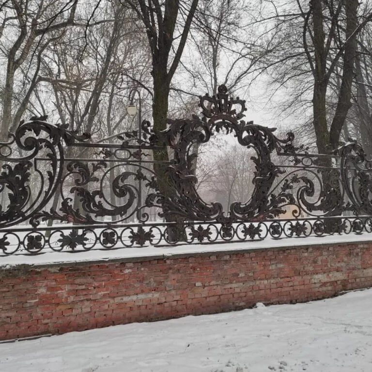 Реставрация решетки Зимнего дворца в саду 9 января.